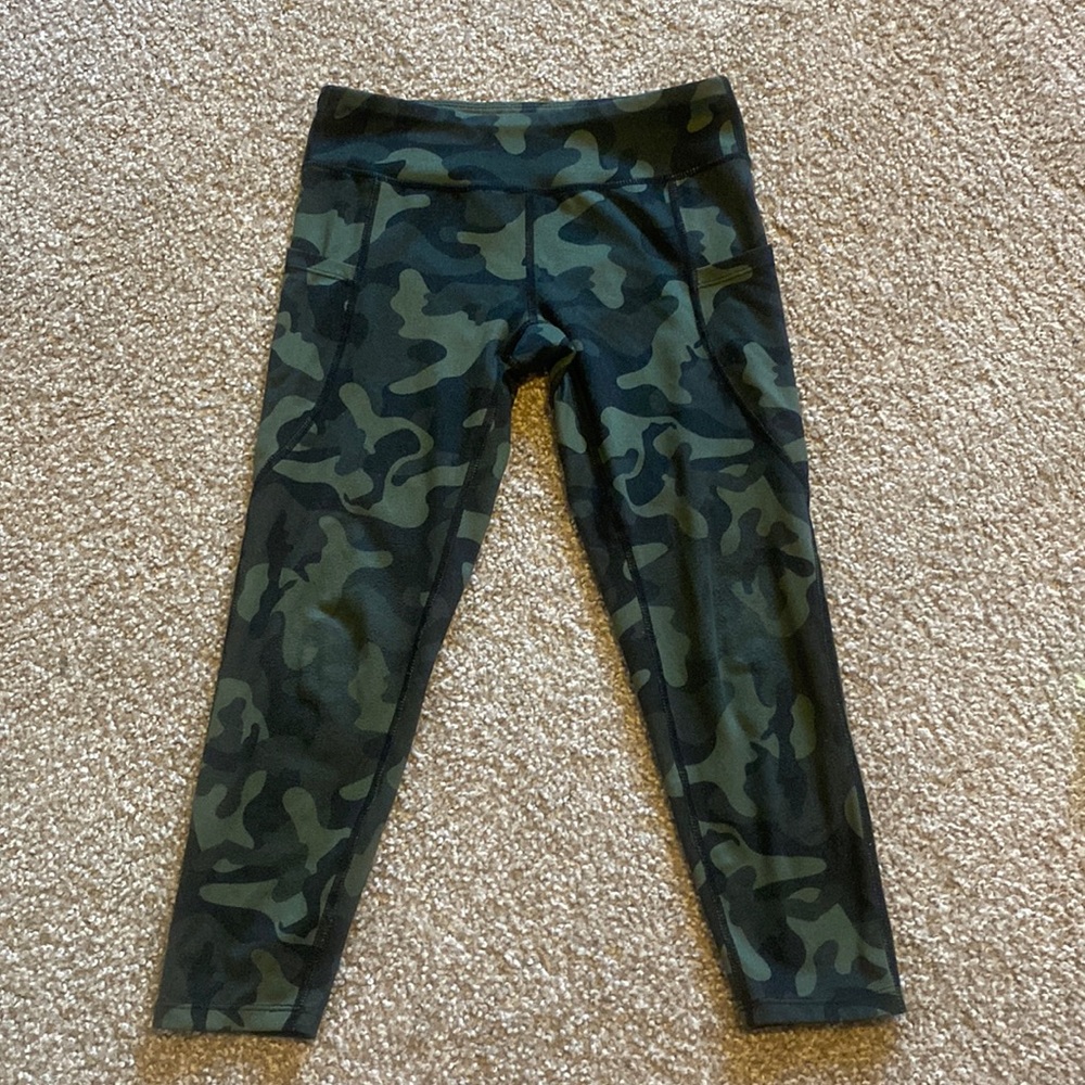 Girls camo leggings size M (7/8)